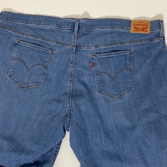 ✨NWOT✨Levi’s | Medium-Wash Denim Cuffed Classic Bermuda Jean Shorts Sz 26W-Wide - Picture 8 of 16